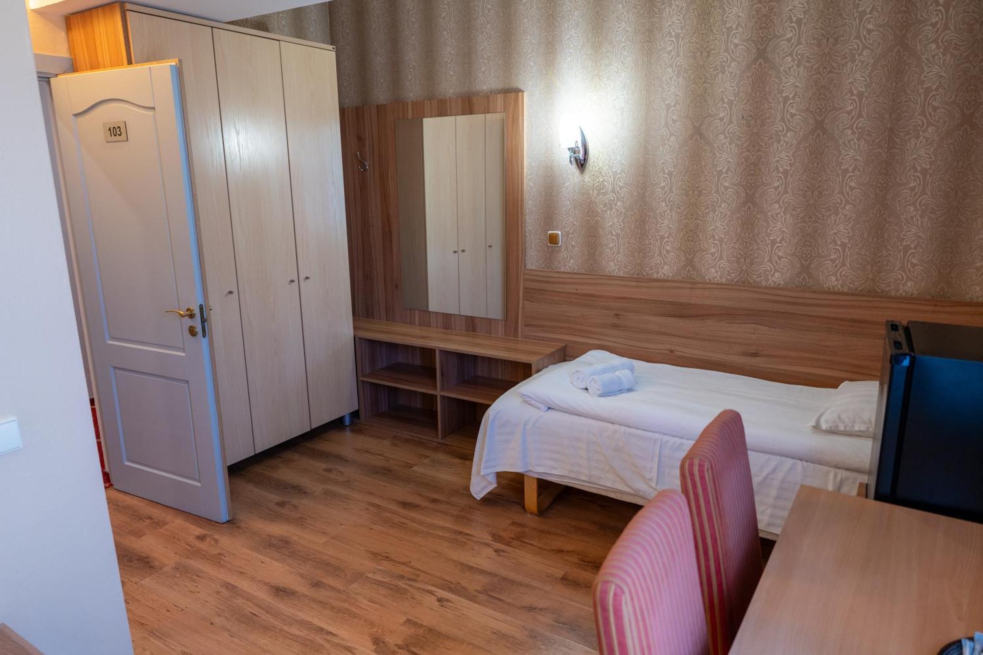Hotel Viesbutis Banga Tauragė Exterior foto